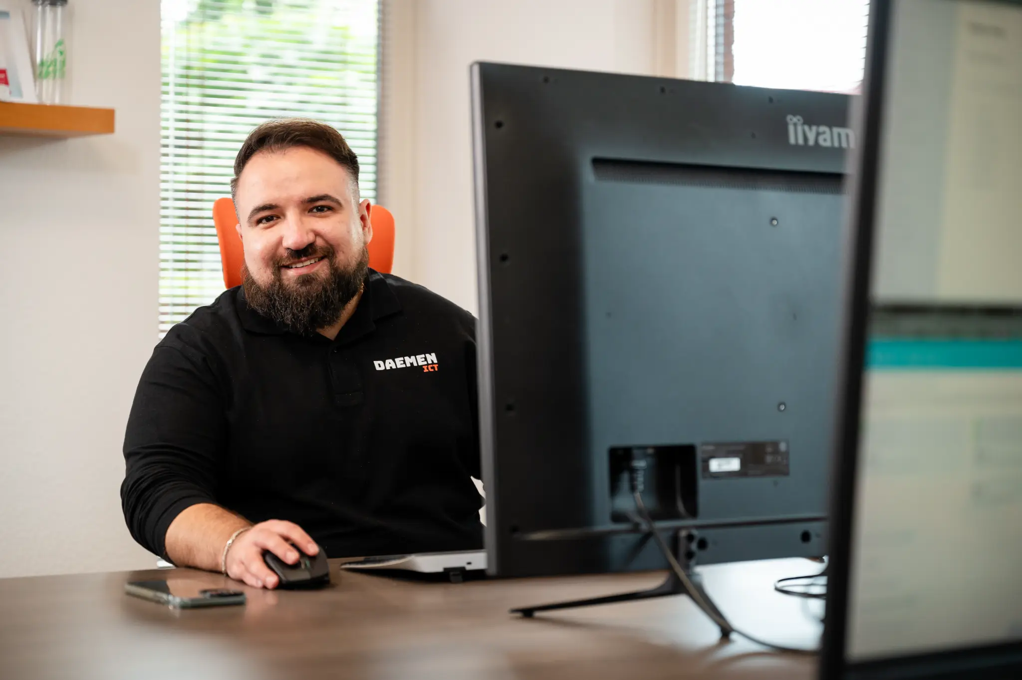 Daemen ICT-collega helpt vanuit de werkplek met dagelijkse digitale ondersteuning.