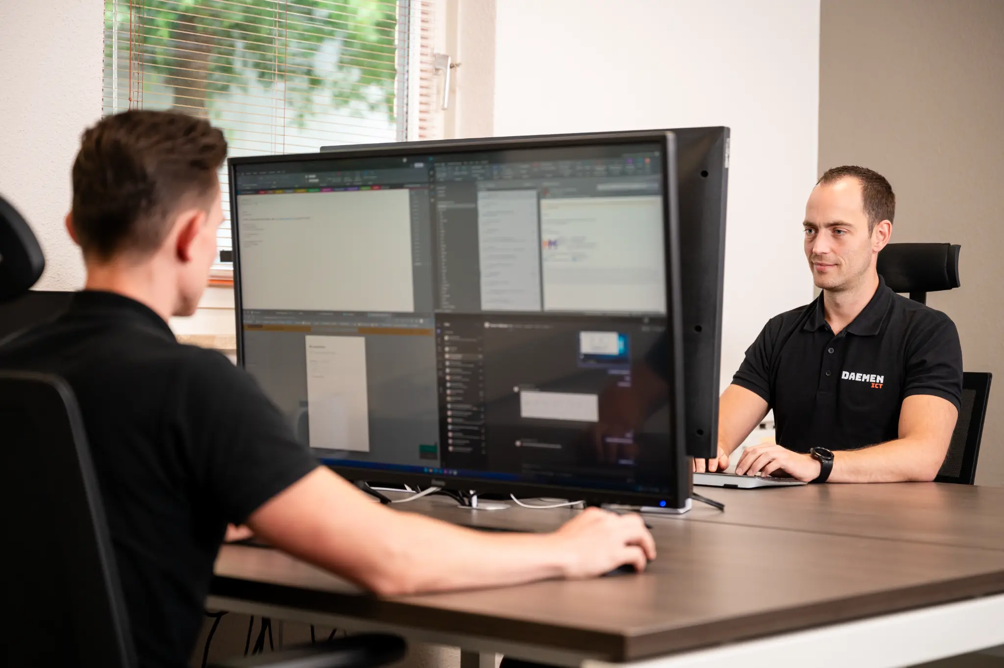 Twee Daemen ICT-collega’s werken samen aan ICT-beheer en ondersteuning.