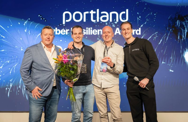 Team van Daemen ICT neemt de Cyber Resilience Award van Portland Europe in ontvangst.