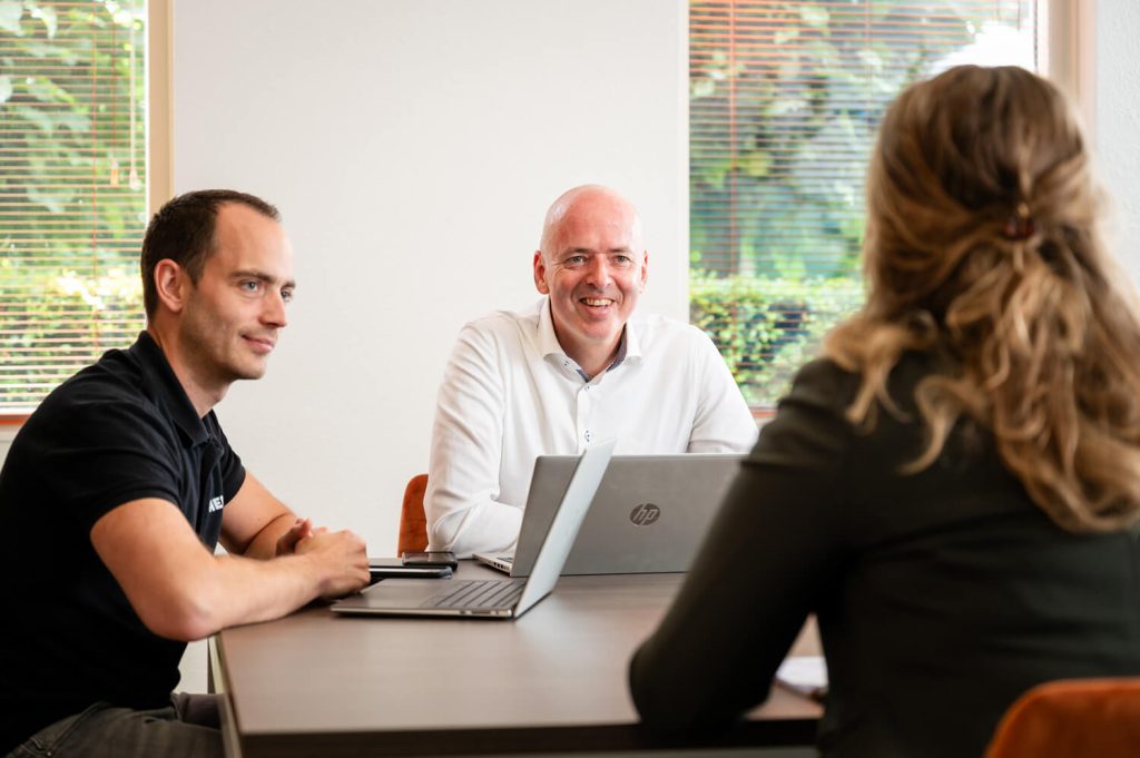 Collega van Daemen ICT aan het werk op kantoor